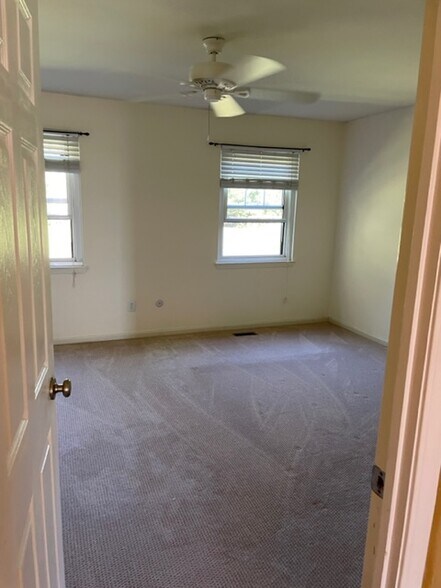 Large master bedroom - 44 Ramsgate Ct