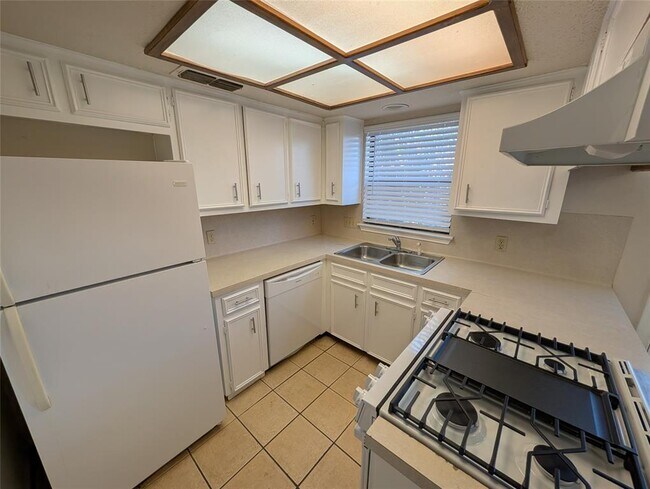 Building Photo - 7800 Northcrest Blvd