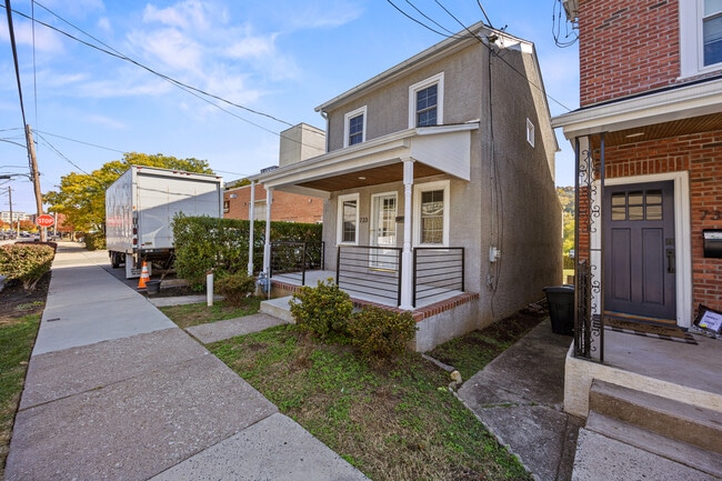 Building Photo - 733 E Elm St