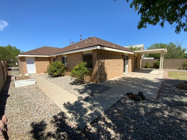 Building Photo - 3 Bedroom Single Story home Near Paseo Del...