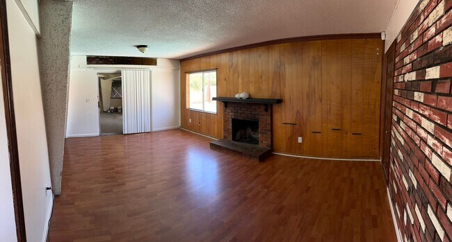 Building Photo - 3 Bedroom / 2 Bathroom Pool Home In Hemet