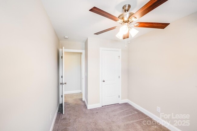 Building Photo - 604 W 8th St