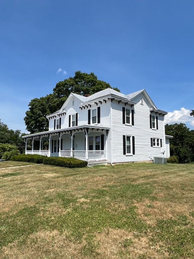 Building Photo - Beautiful 4-bedroom Farmhouse in Raphine a...
