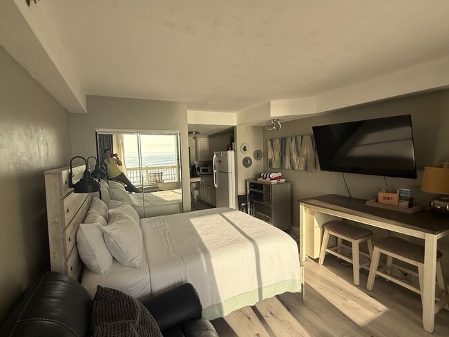 Building Photo - Ocean FRONT Studio! Amazing and must see! DEPOSIT-FREE Renting option thru OBLIGO! Deposit Altern...
