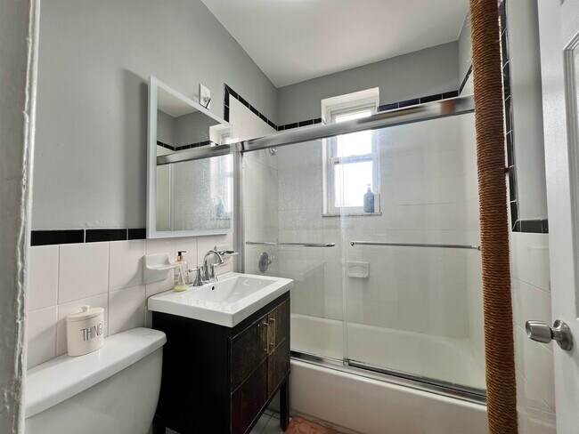 Building Photo - 7812 Hudson Ave