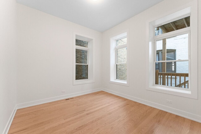 Building Photo - 1954 N Sheffield Ave