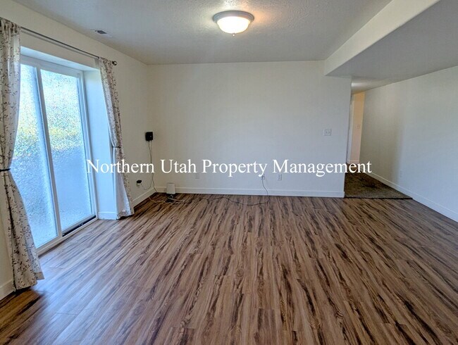 Building Photo - 2 Bed, 1 Bath Lower Unit