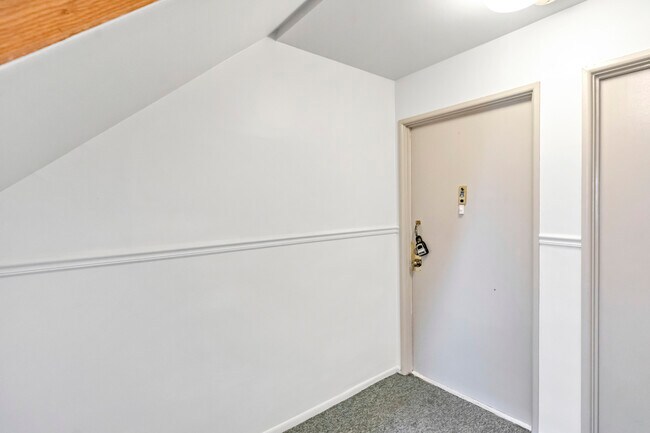 Building Photo - 1705 Robin Cir