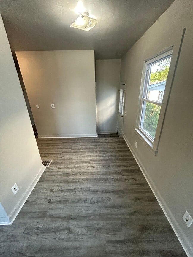 Building Photo - 841 Stanley Ave