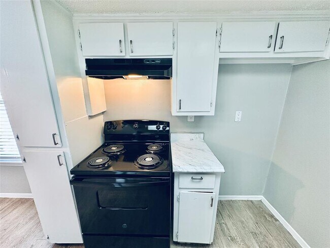 Building Photo - 1912 Valley Hill Cir