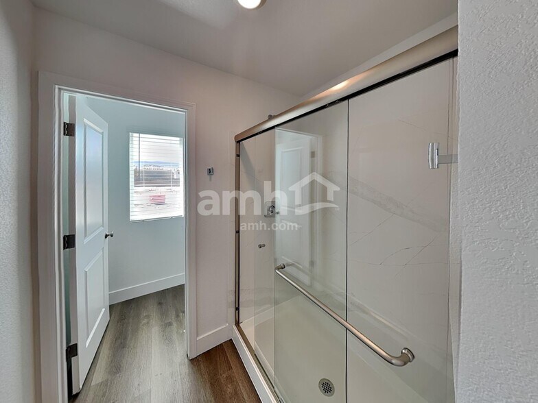 Building Photo - 5823 Vaes Dothrak St