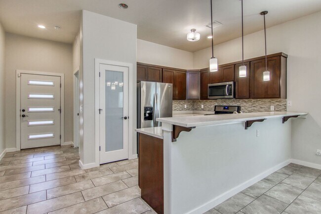 Building Photo - Beautiful East side House with 4 bed-2 baths