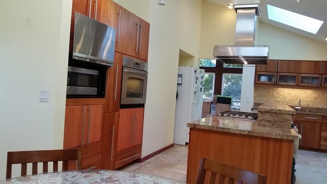 Building Photo - GEM in Somerset Bellevue, 4 beds/3 Baths w...