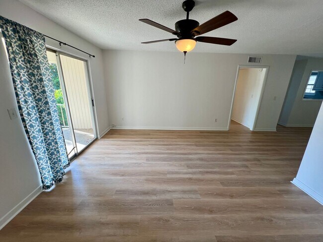 Building Photo - Spacious Forest Acres Condo!