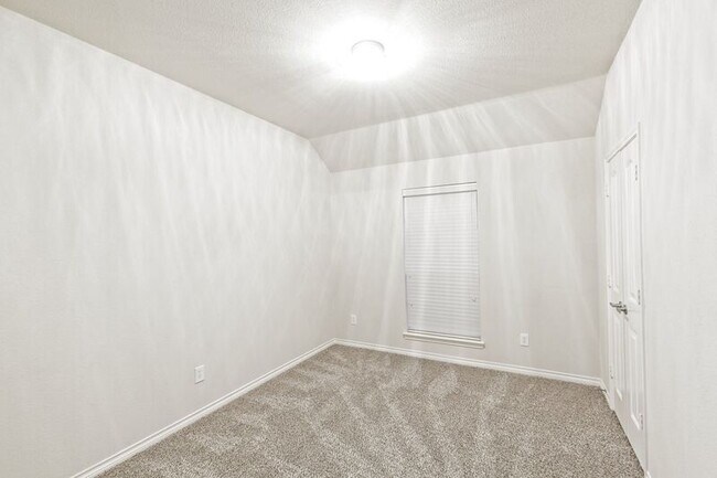Building Photo - 5925 Silver Buckle Dr
