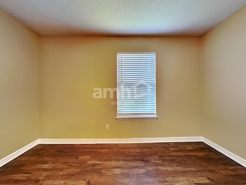 Building Photo - 2143 Featherwood Dr W