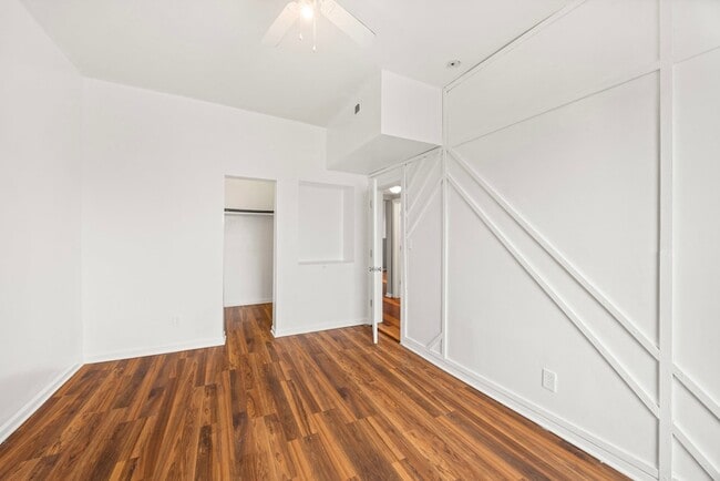 Building Photo - 6649 S Rhodes Ave