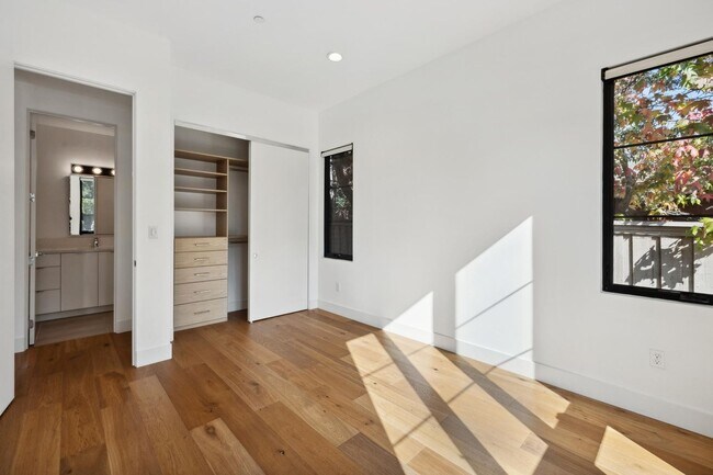 Building Photo - Luxurious Modern Single Family Home in West Menlo Park Available Now!