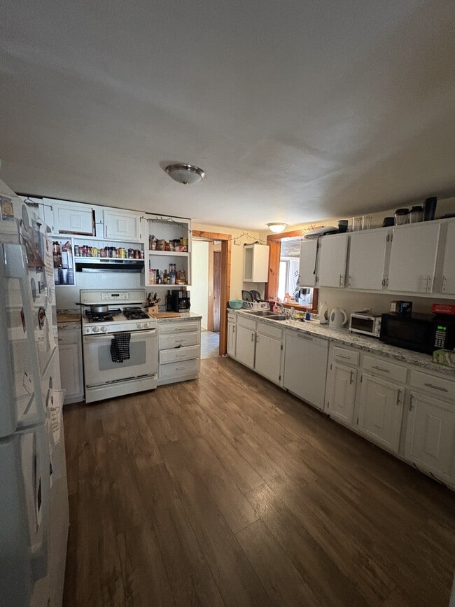 Building Photo - 109 Pelham Rd