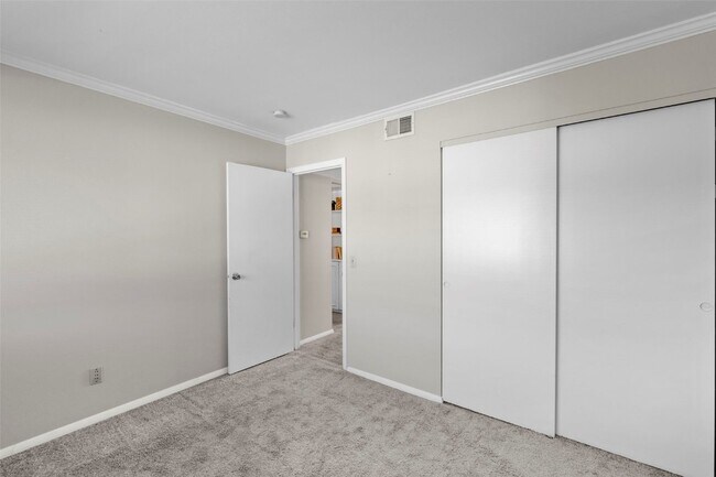 Building Photo - 7904 Camelot Ln