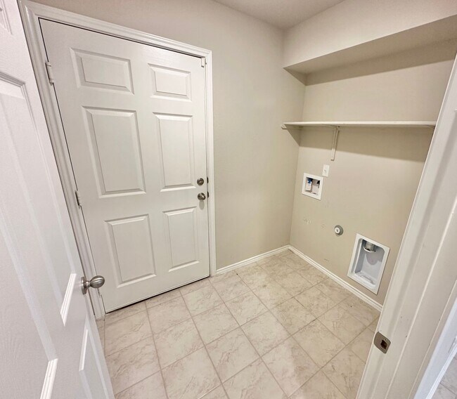 Building Photo - AVAILABLE NOW!