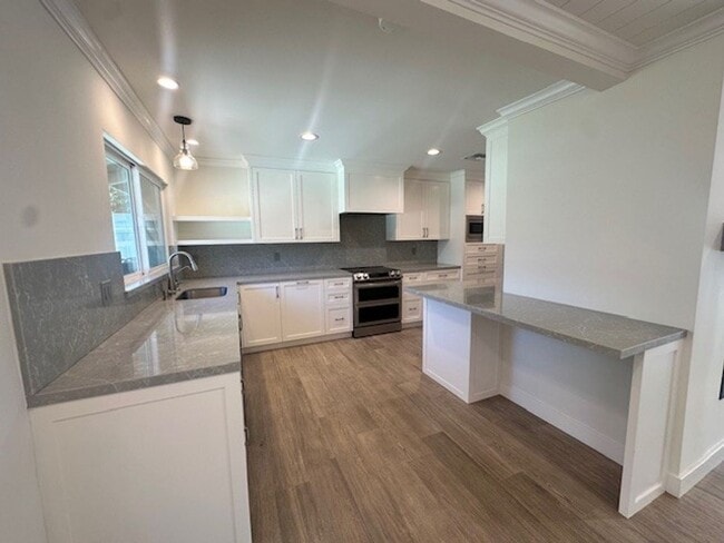 Building Photo - Stylish Camarillo Retreat for Lease