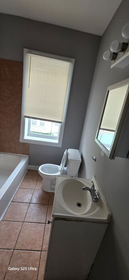 Building Photo - Three Bedroom One Bathroom Ready For ASAP Move In