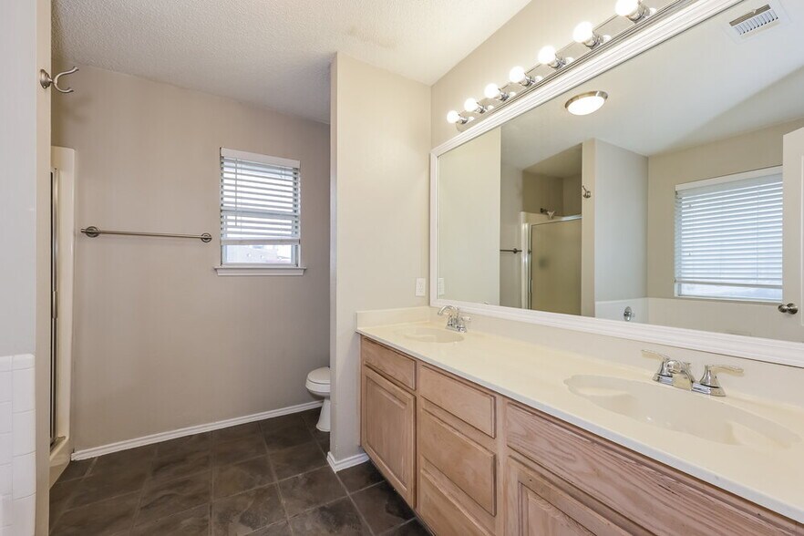 Building Photo - 704 Stonebrooke Dr