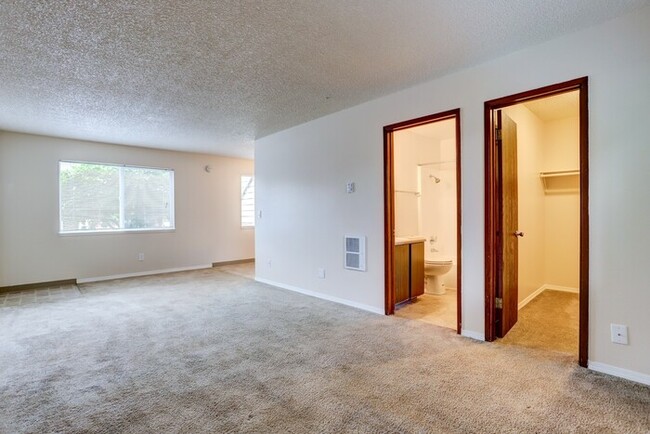 Building Photo - Cozy, Yet Spacious Studio Apartment! Must ...