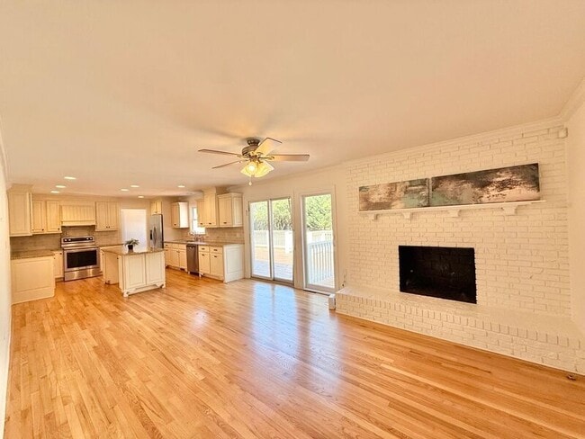 Building Photo - 1402 Hedgelawn Way