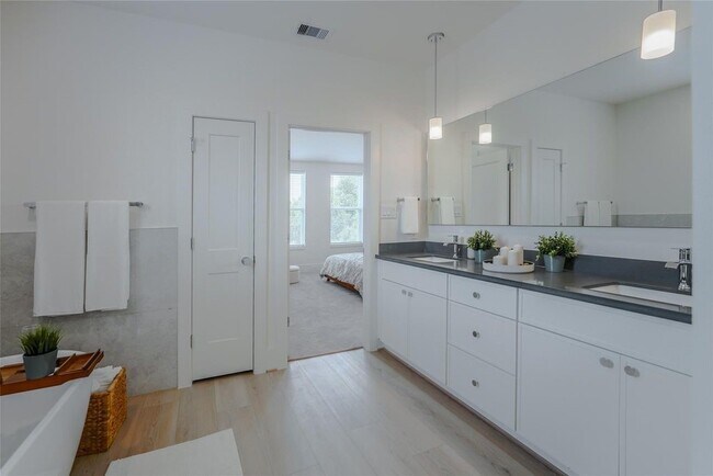 Building Photo - 864 Paul Quinn St