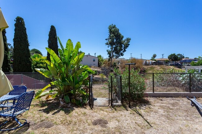 Building Photo - Traditional Home with Large Backyard!