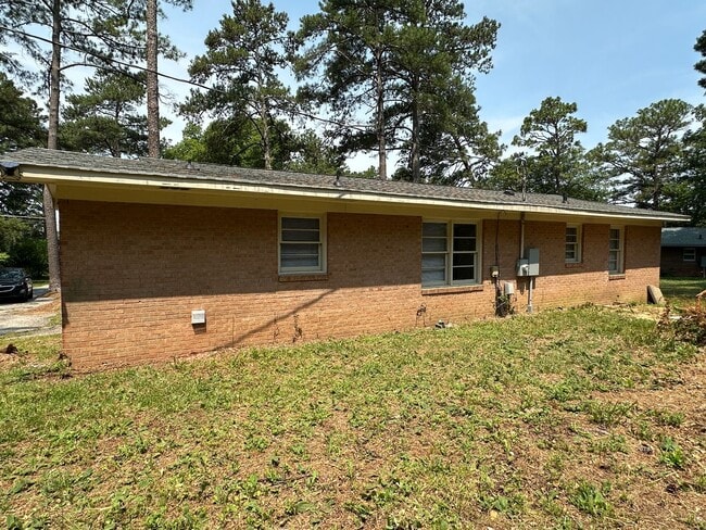 Building Photo - 3 Bedroom, 1 Bath Updated Home so very close to Ft Bragg!!