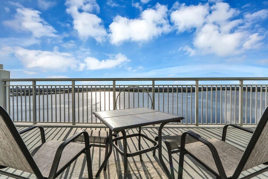 Building Photo - 300 S Australian Ave