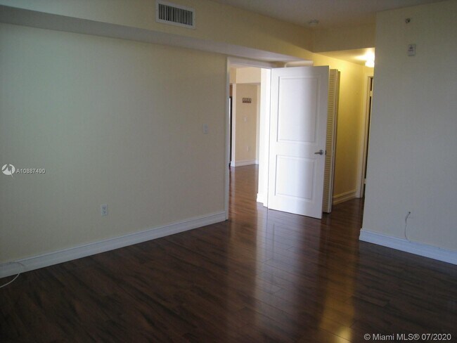 Building Photo - 1555 N Treasure Dr