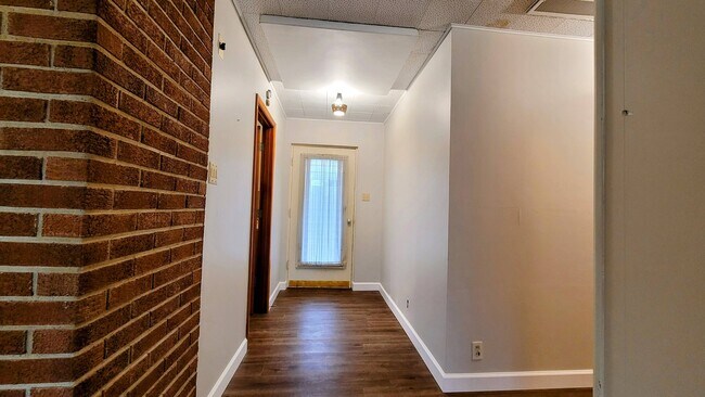 Building Photo - 495 Compton Rd