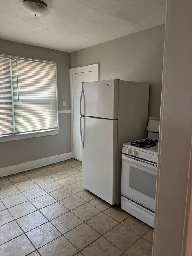 Building Photo - Cozy 2-bedroom, 1-bathroom apartment
