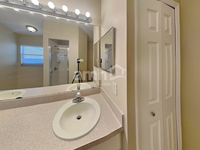 Building Photo - 2465 Saint Pauls Dr