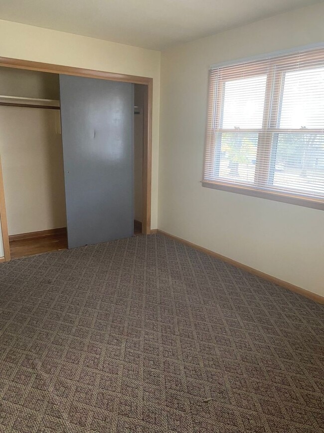 Building Photo - 730 E 12th St