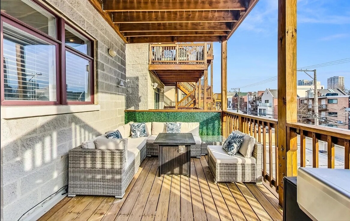 Building Photo - 1343 N Mohawk St