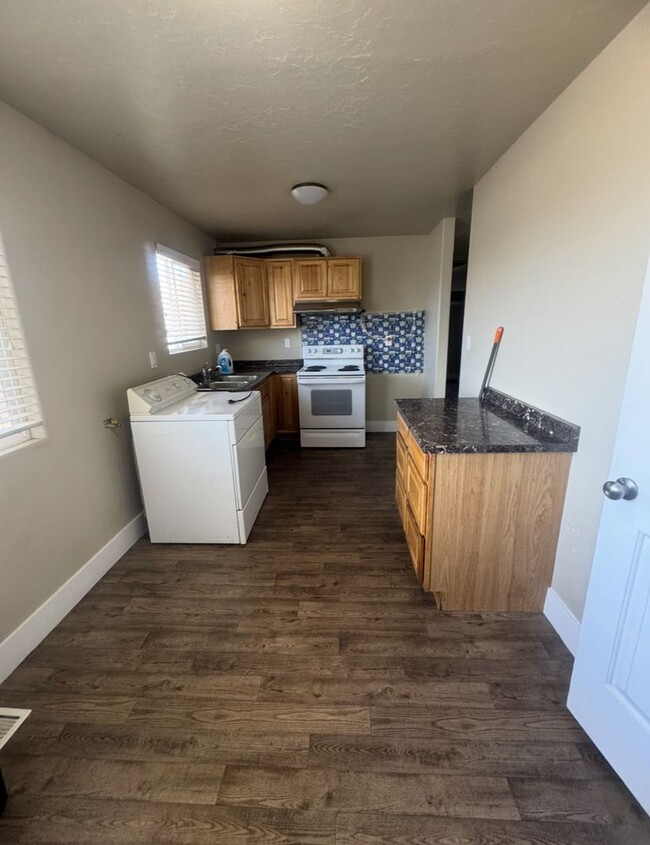 Building Photo - 1040 W 400 N