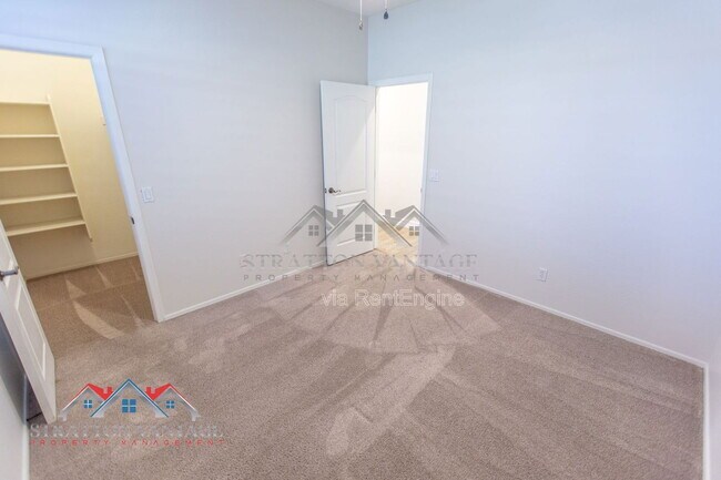 Building Photo - 661 E Julian Dr