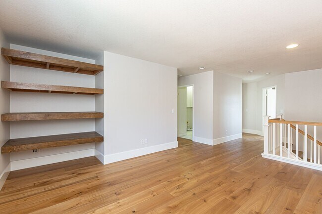 Building Photo - Beautiful Oceanside Cul-De-Sac Home!