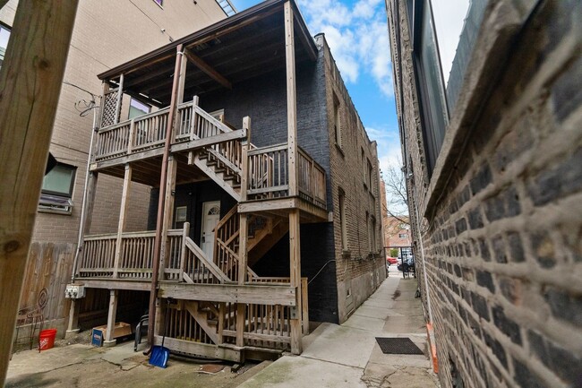 Building Photo - 452 N May St