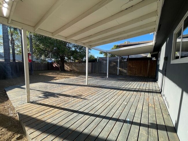 Building Photo - 551 N Citrus Ave