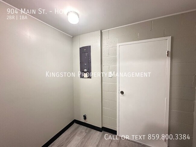 Building Photo - 904 Main St