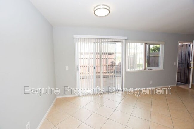 Building Photo - 3101 Albany Dr