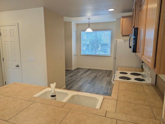 Building Photo - Minutes from Nike and One Week Free! 2 Bed...