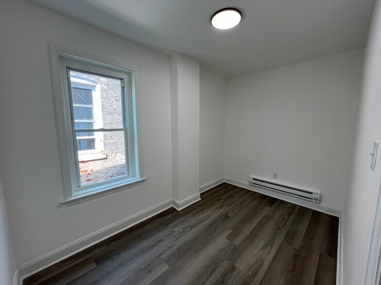 Building Photo - 921 W 3rd St