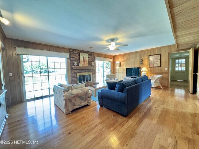 Building Photo - 7540 Hollyridge Rd